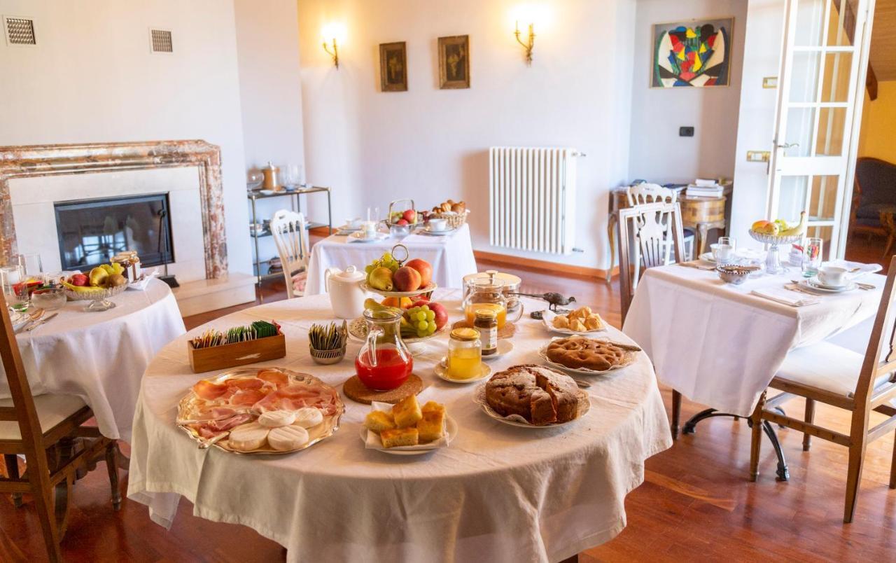 Bed and Breakfast Palazzo Sismonda Корнеліано-д'Альба Екстер'єр фото