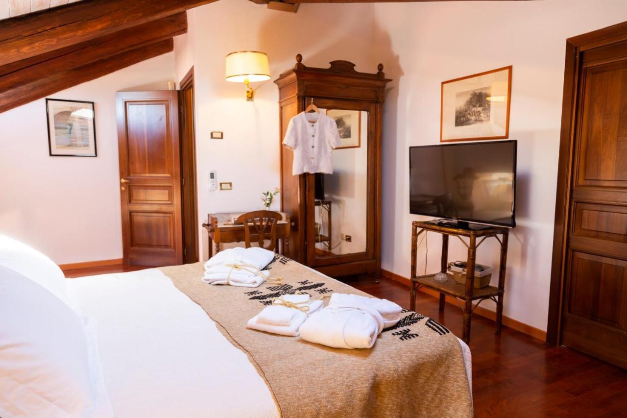 Bed and Breakfast Palazzo Sismonda Корнеліано-д'Альба Екстер'єр фото